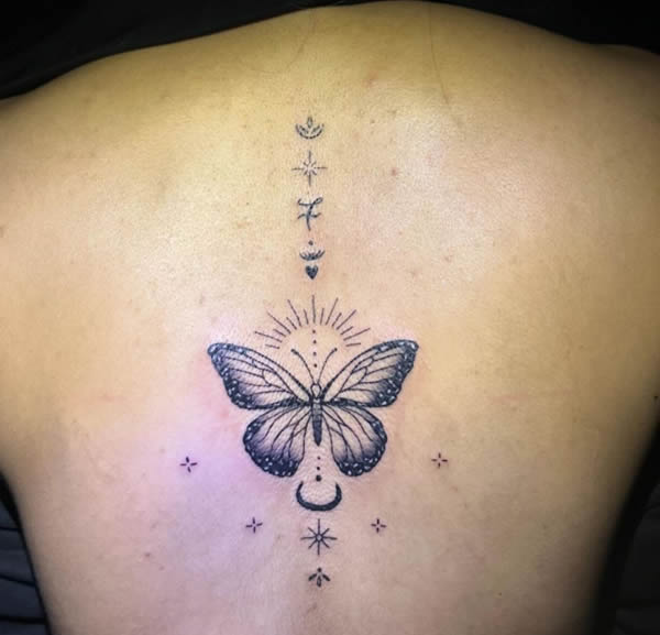 Tatouage dos papillon